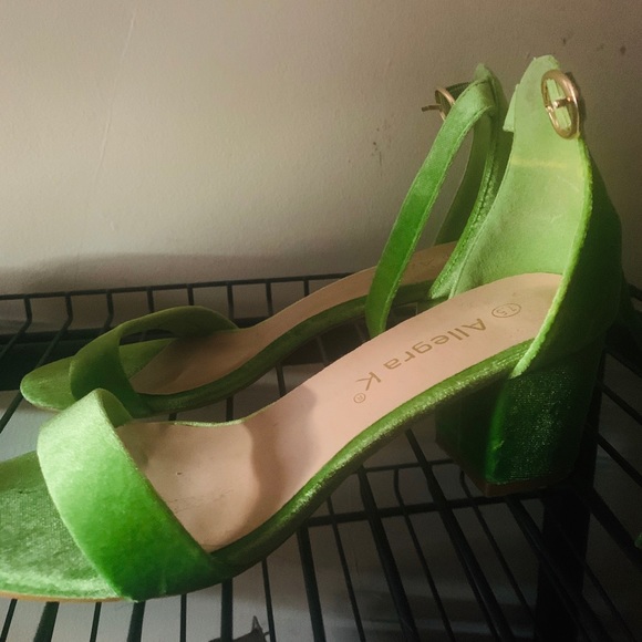 Size 7.5 - Picture 1 of 4